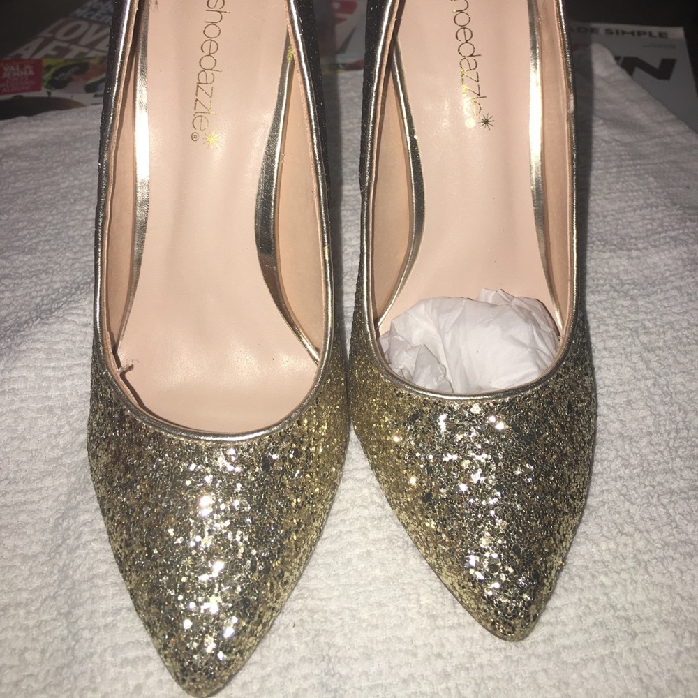 Shoe dazzling black an gold pumps